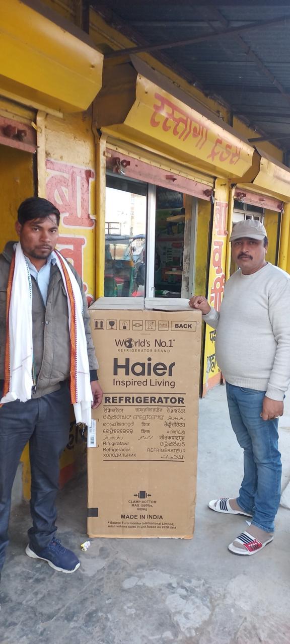 पशु आहार विक्रेता को उपहार दिया।